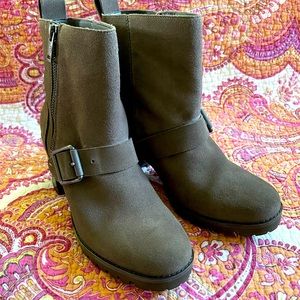 Ugg’s Women’s Suede Fern Boots size 7.5